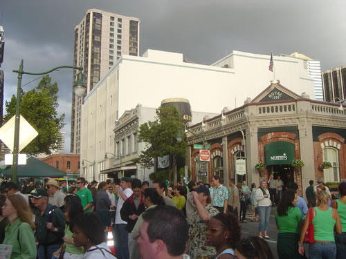 A crowd of people in front of Murphy's Bar & Grill
