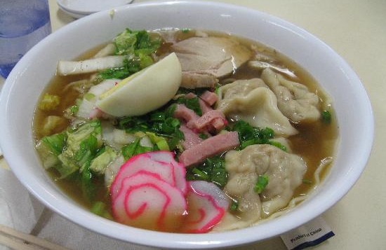 A bowl of saimin soup