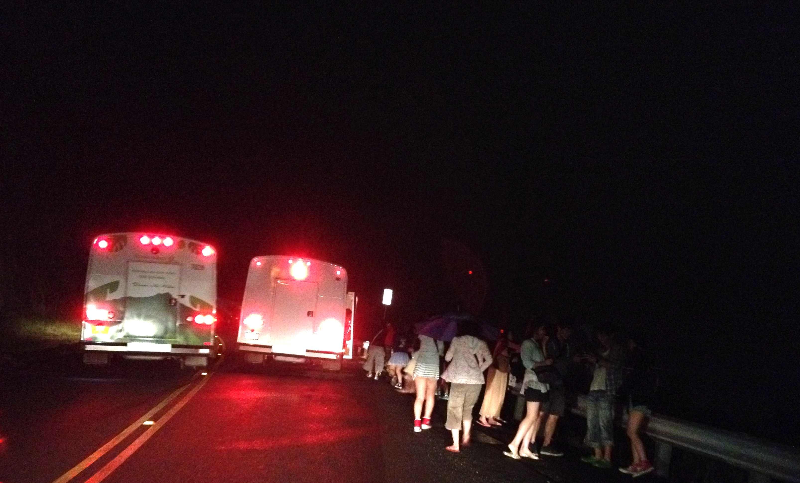 Tour buses cause traffic at the Round Top Drive lookout