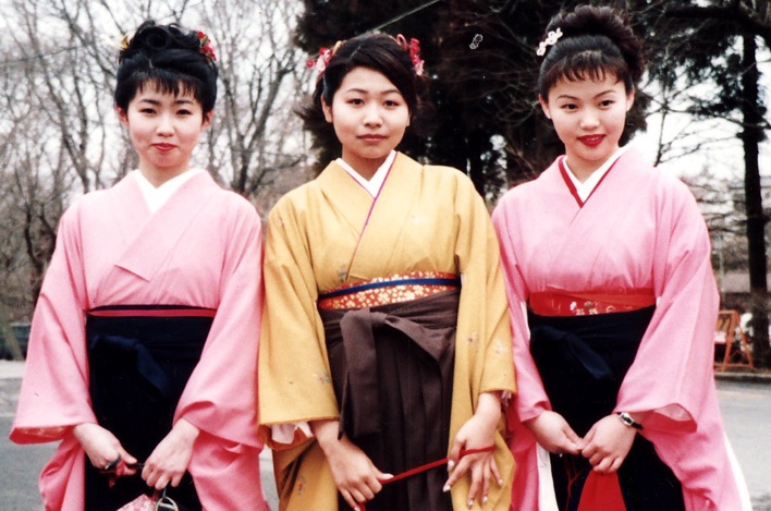3 young women dressed in komonos