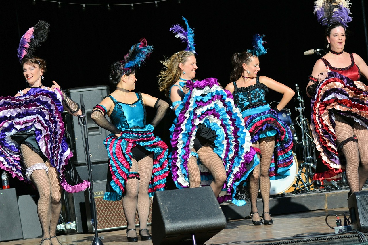 Burlesque dancers on stage