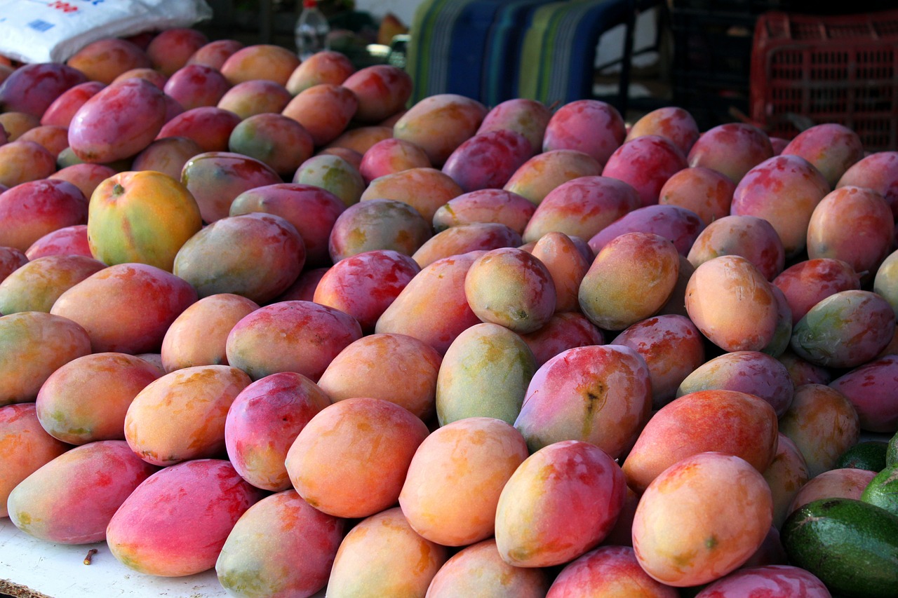 A table full of Mangos