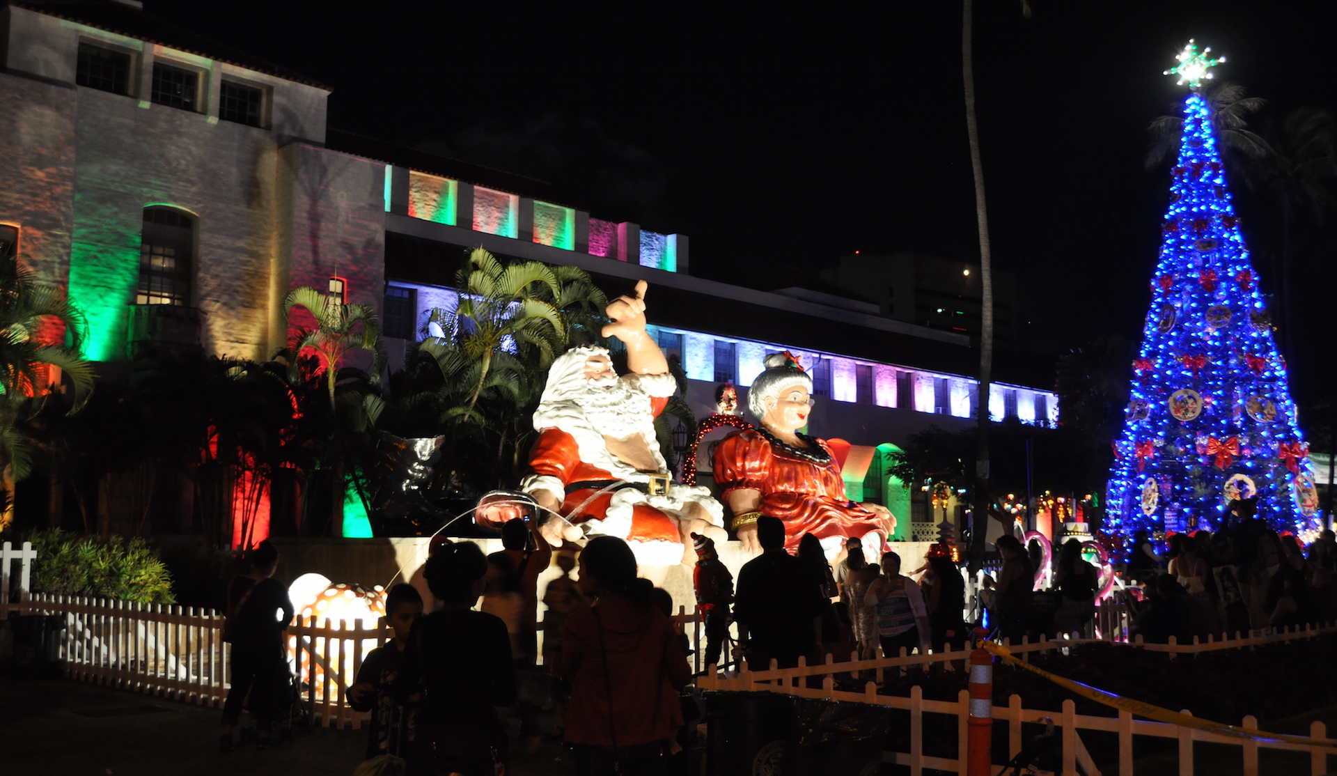 Mr. & Mrs. Claus on display in Honolulu