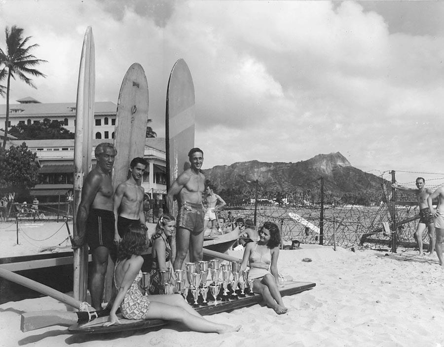 duke kahanamoku posing with surfers