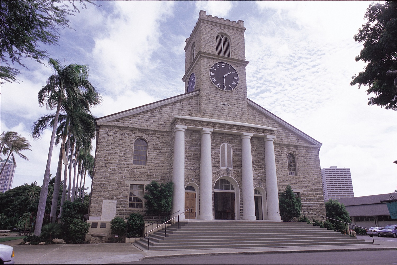 the facade of kawaiahao church in honolulu