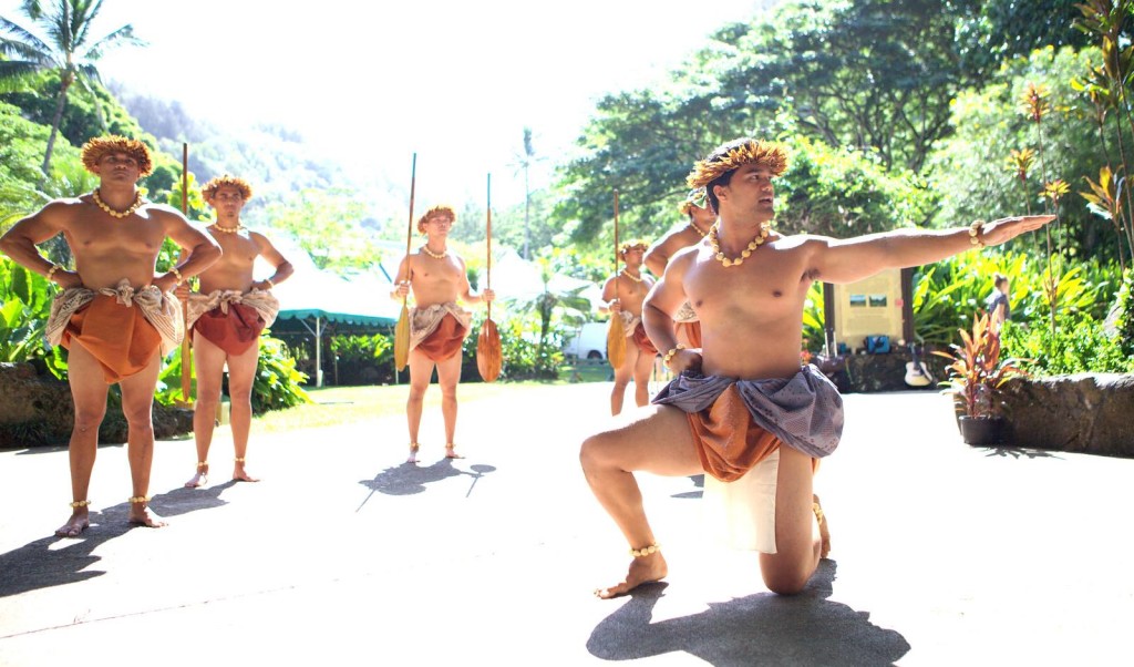 hula dancers at waimea valley