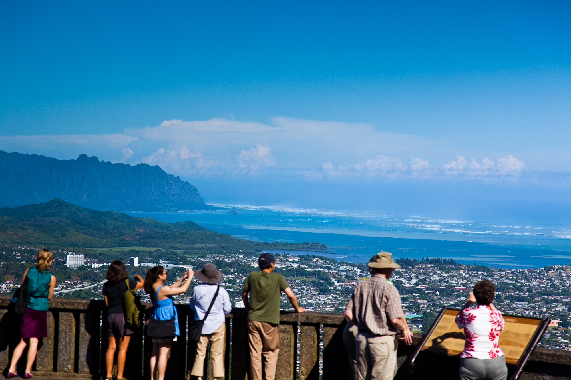 a crowd looking over the nuuanu pali lookout