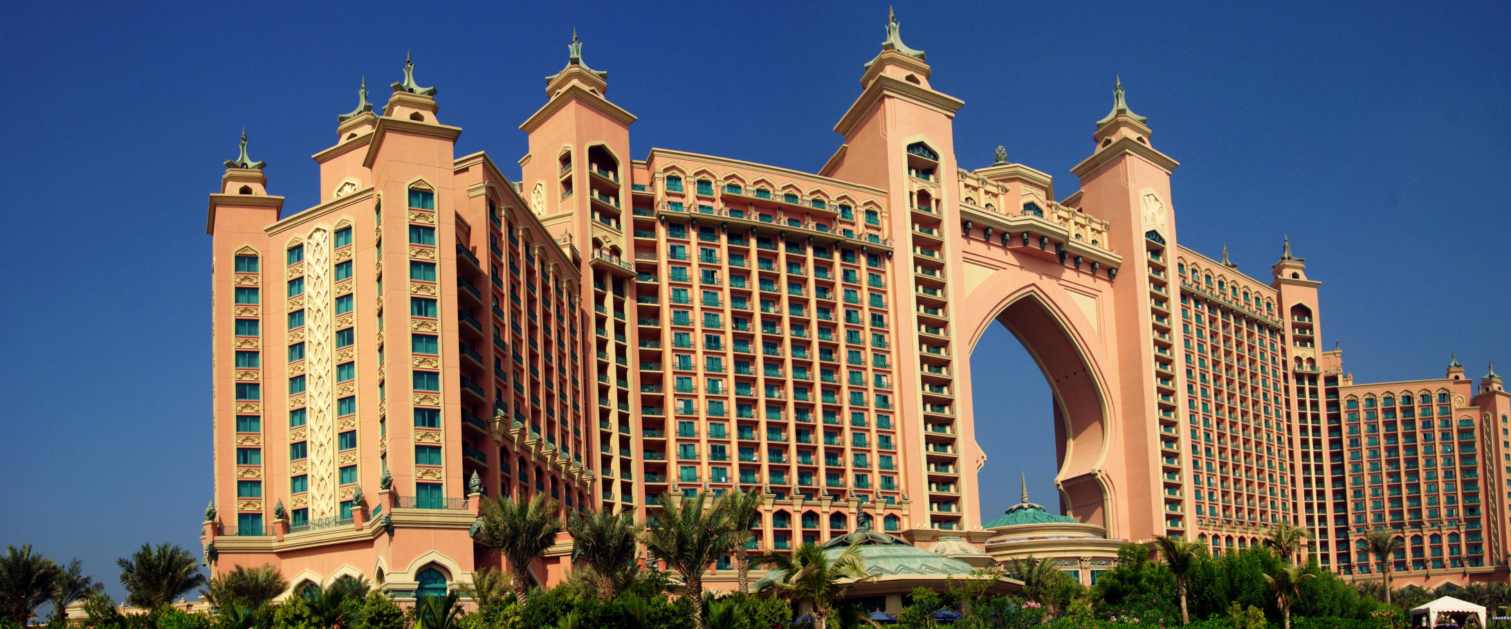 the palms resort in dubai during the day