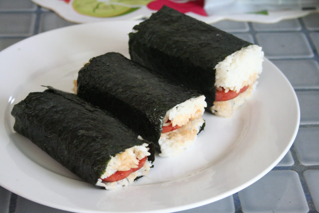 a plate of Spam musubi