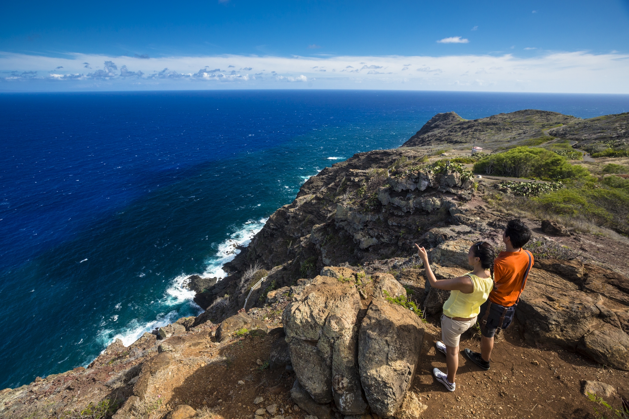 panoramic views at makapuu lighthouse trail, easy hikes oahu