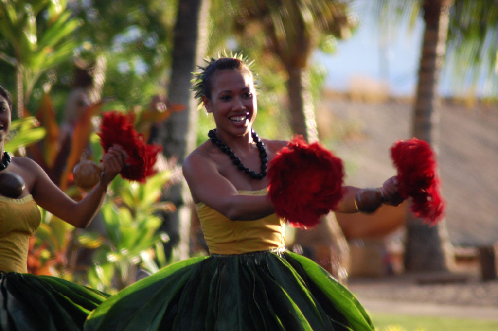 hula at the old lahaina luau
