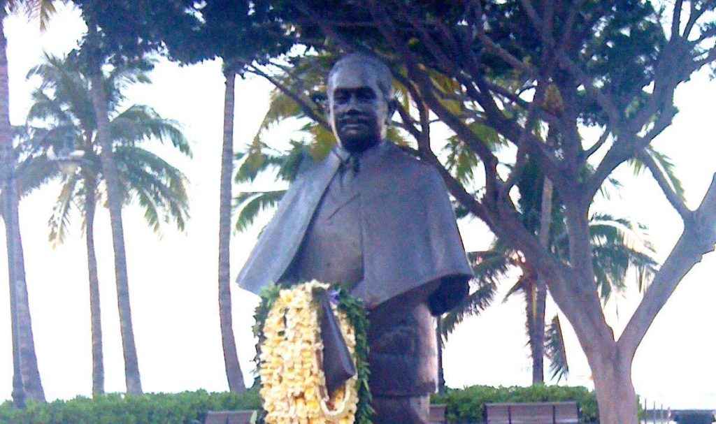 a statue of prince kuhio