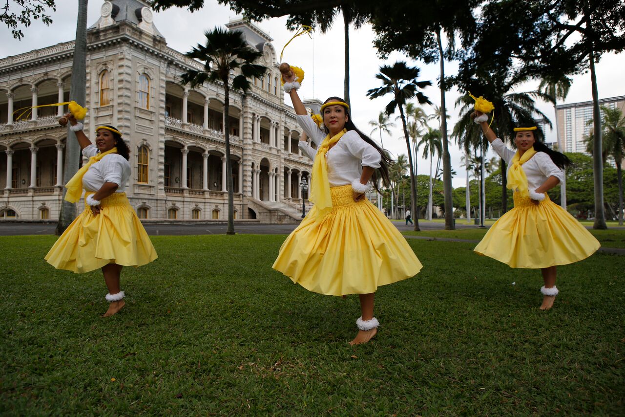 Hula dancers in front of Iolani Palace. Photo Credit: Robyn Yim Pang. Photo courtesy of Moanalua Gardens Foundation.