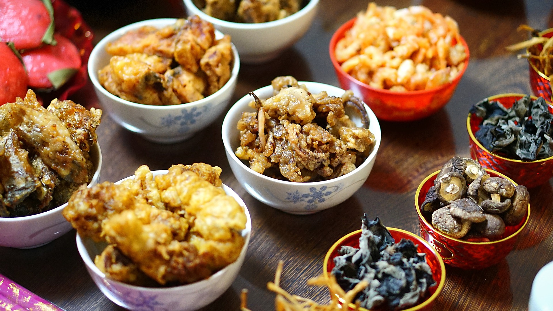 Various foods in bowls which can be found at many Hawaii Festivals 