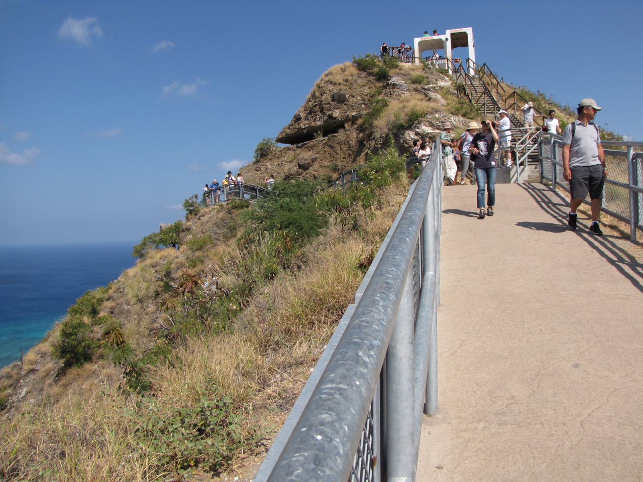 Path to final leg of Diamond Head lookout 