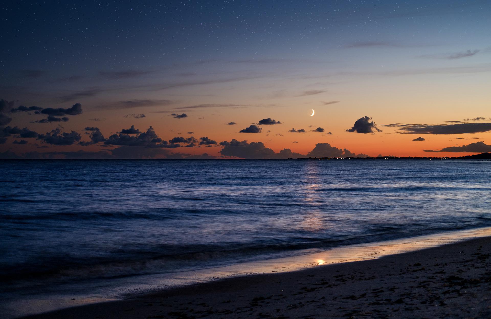 Hawaii Full Moon rise over the  coastal waters of Oahu