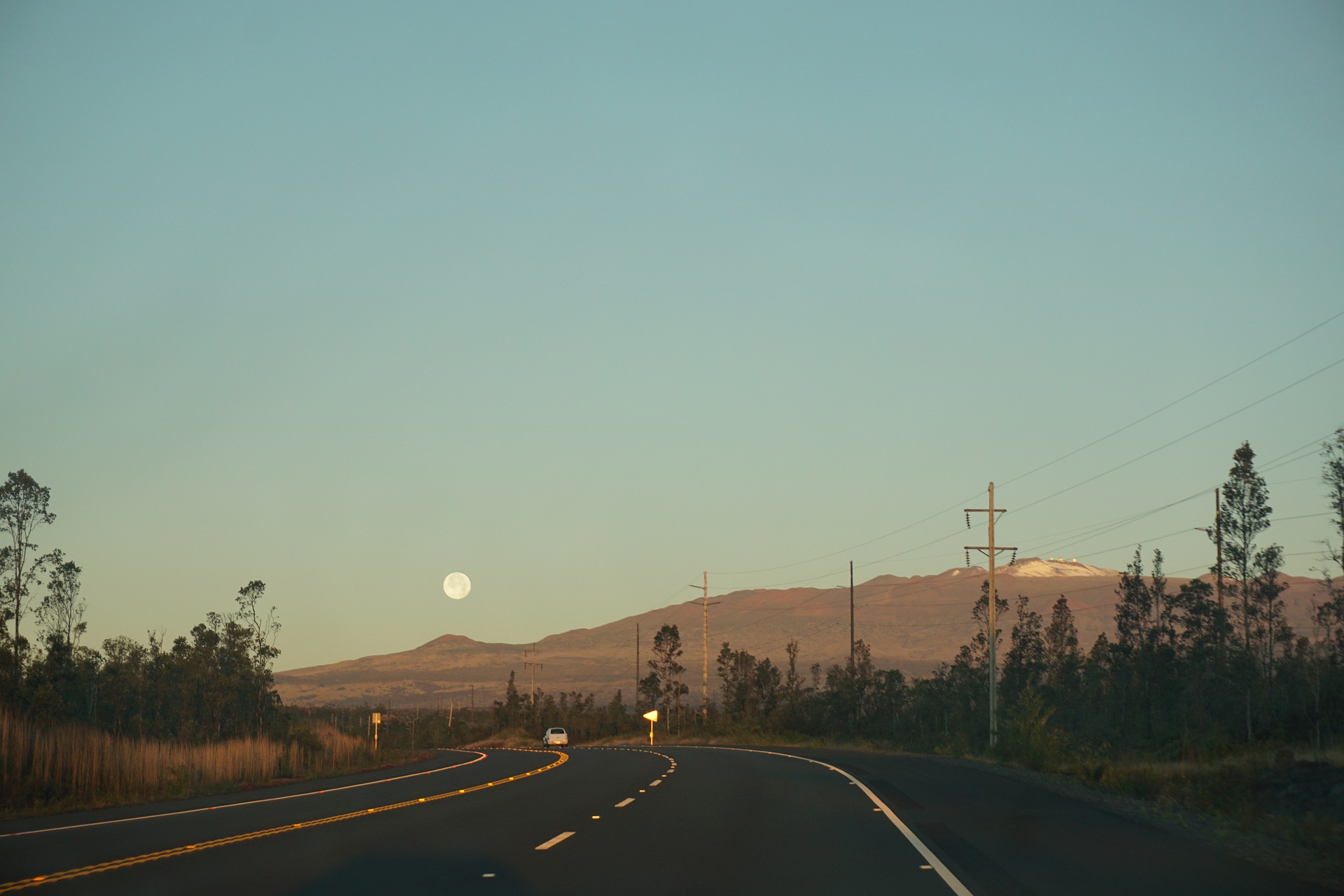 HAwaii Full Moon over Mauna Kea