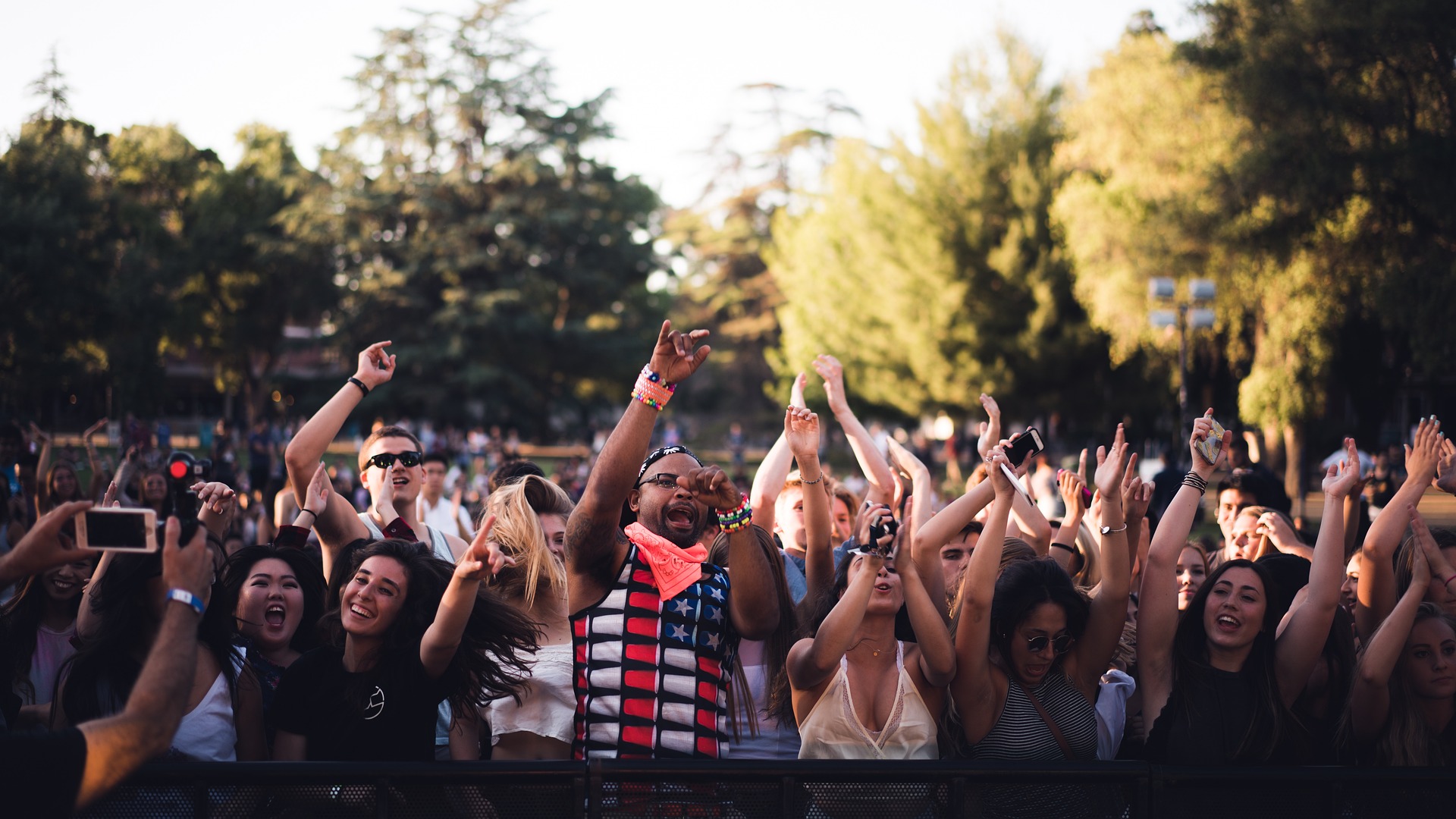 Live music crowd