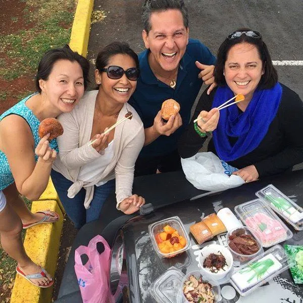 Visitors eating food on Aloha Plate Food Tour