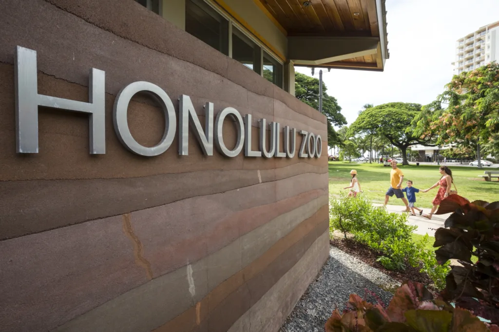 a sign that reads honolulu zoo